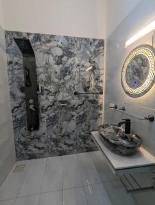 La salle de bains est pourvue d'un lavabo et d'un mur en pierre. dans l'établissement Adventure Techie Resort, à Islamabad