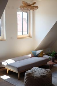 - un canapé dans le salon avec plafond dans l'établissement Kleiner Fuchs, à Wolframs-Eschenbach