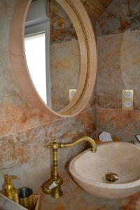 W łazience znajduje się umywalka i lustro. w obiekcie A Casita del Pedro w mieście Rimbachzell