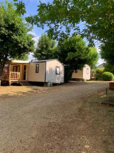 Budova, kde se kemp nachází