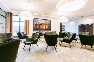 a conference room with chairs and a table and a painting at Hotel Villa Verde Congress & Spa in Zawiercie Nowe