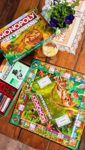 ムシナにあるMuszynka Guest Houseの雑誌を掲載したテーブル上のボードゲーム