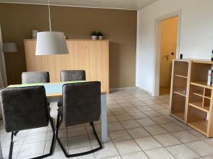 a dining room with a table and chairs at Ferienwohnung Am Flörbach in Ahaus