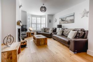 sala de estar con sofá y mesa en Eton House coastal villa with great outside space en Sheringham