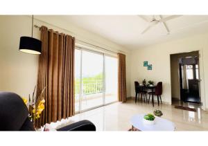 sala de estar con ventana grande y mesa en BluO Lake Facing 1BHK NewTown, Terrace Garden, Gym, en Calcuta