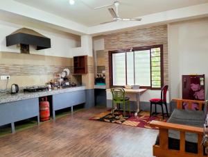 cocina y comedor con mesa y sillas en Yangzom Homez en Siliguri