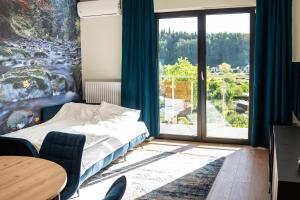 Ένα ή περισσότερα κρεβάτια σε δωμάτιο στο Apartamenty Lesko 36