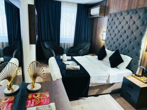 Nişantaşı Diamond Hotel في إسطنبول: غرفة الفندق بسرير وطاولة