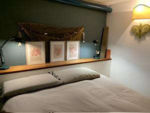 Ένα ή περισσότερα κρεβάτια σε δωμάτιο στο In pineta Luxury House - Levanzo