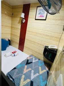Un pat sau paturi într-o cameră la Philippine Hostel