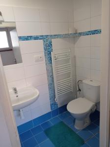 La salle de bains est pourvue de toilettes et d'un lavabo. dans l'établissement Penzion Pralinka, à Rakovník