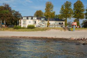 una casa en la orilla de una playa cerca del agua en Hof Sierksdorf, en Sierksdorf