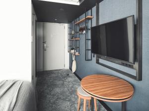 TV a/nebo společenská místnost v ubytování VESSEL INN NAMBA