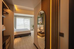 uno specchio in una stanza con un letto e una camera da letto di Morina Deluxe Hotel a Oludeniz