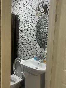 bagno con lavandino bianco e servizi igienici di Sunny City a Borjomi