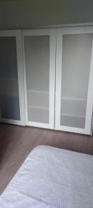 dwa przesuwane szklane drzwi w pokoju z dywanem w obiekcie U pozzu hôtel w mieście Evisa