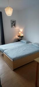 1 dormitorio con 1 cama con colcha azul en U pozzu hôtel en Evisa