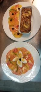 dos platos de comida encima de una mesa en U pozzu hôtel, en Evisa