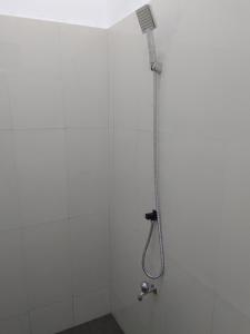 y baño con ducha con cabezal de ducha. en Serene Inn Kandana en Kandana