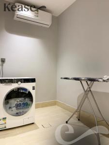 uma lavandaria com uma máquina de lavar roupa e um balcão em Kease Mughrizat C-6 Royal touch AX19 em Riyadh