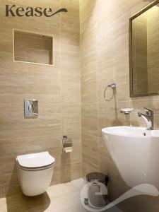 uma casa de banho com um WC branco e um lavatório. em Kease Mughrizat C-6 Royal touch AX19 em Riyadh