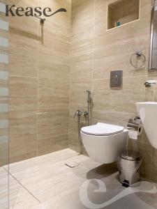 uma casa de banho com um WC e um lavatório em Kease Mughrizat C-6 Royal touch AX19 em Riyadh