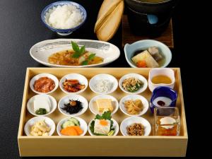 una caja de madera llena de diferentes tipos de comida en Fugaku Hanabusa en Izunokuni