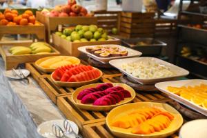 三亜市にあるインターコンチネンタル 三亜 リゾートの様々な種類の果物や野菜を取り揃えたビュッフェ
