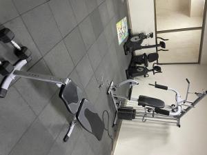 eine Reihe von Haarstationen in einem Badezimmer in der Unterkunft Chalet-apartment in Tilal Fanar resort, generator is included, in Mār Yūsuf + 2 Fotos