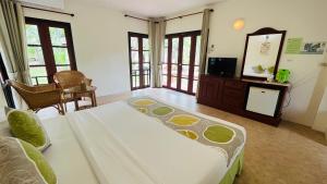 TV a/nebo společenská místnost v ubytování Suan Bankrut Beach Resort