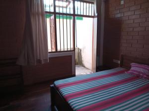 Cama en habitación con ventana y cama sidx sidx sidx sidx en Windy Hanthana, en Kandy