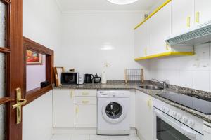 Kuchyň nebo kuchyňský kout v ubytování Precioso apartamento en la misma playa de Isla + 18 fotografií