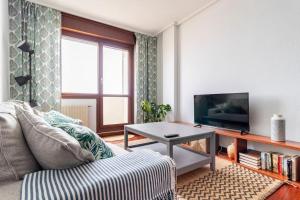 TV a/nebo společenská místnost v ubytování Precioso apartamento en la misma playa de Isla