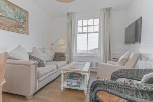 Posezení v ubytování Time and Tide - Crabpot Cottages - Apartment with Amazing sea views