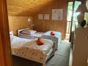 Giường trong phòng chung tại Chalet de 5 chambres avec piscine privee jardin clos et wifi a Tudeils