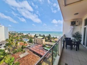 拉维尼亚山Sea View Condo by Ceylon Spaces的海景阳台。