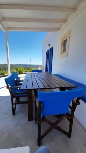 een tafel en stoelen in een kamer met uitzicht bij Tsipouras House in Kýthira