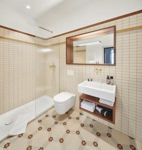 a bathroom with a sink toilet and a mirror at Engelwirt Apartments in Berching