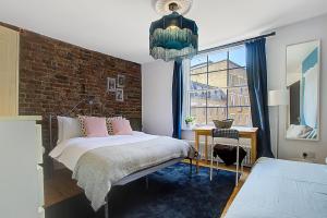 Кровать или кровати в номере Old street Iconic Warehouse style 4 Bedroom 2 bath House Prime Central London Location