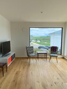 Μια τηλεόραση ή/και κέντρο ψυχαγωγίας στο Modern Sweden House Near lake Constance