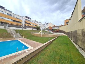 una piscina en un patio junto a un edificio en Dolce Terrassa 25 min Barcelona and Beach, en Terrassa