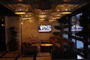 Ruang duduk di Iron Loft Hotel