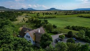 uma vista aérea de uma casa num campo em Dolce Vita Villa em Zalahaláp