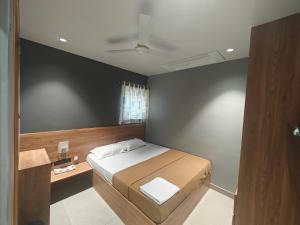 The Klift في فيلوري: غرفة نوم بسرير وجدار اسود
