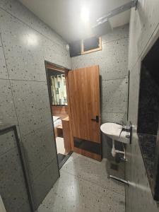 Baño pequeño con lavabo y espejo en The Klift en Vellore