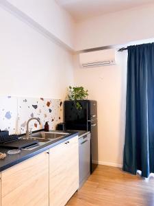 een keuken met een wastafel en een koelkast bij Aumetz square apartment in Idrija