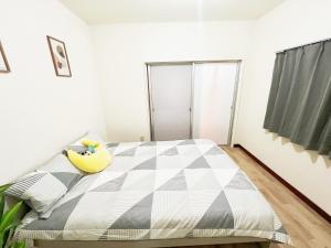 a bedroom with a bed with a pillow on it at 池袋2分 3Rooms 6人可 in Tokyo