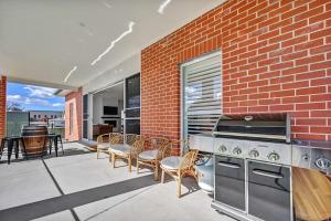 Η κουζίνα ή μικρή κουζίνα στο The Arches - Art Deco Inspired, Chic Interiors