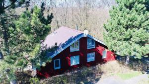 an aerial view of a red house in the woods at Komfort-Ferienhaus - Extertal Ferienpark - Entspannung, Natur, Wald, Familie #51 in Extertal