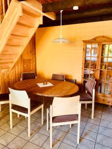 una mesa de madera y sillas en una habitación en Komfort-Ferienhaus - Extertal Ferienpark - Entspannung, Natur, Wald, Familie #51, en Extertal